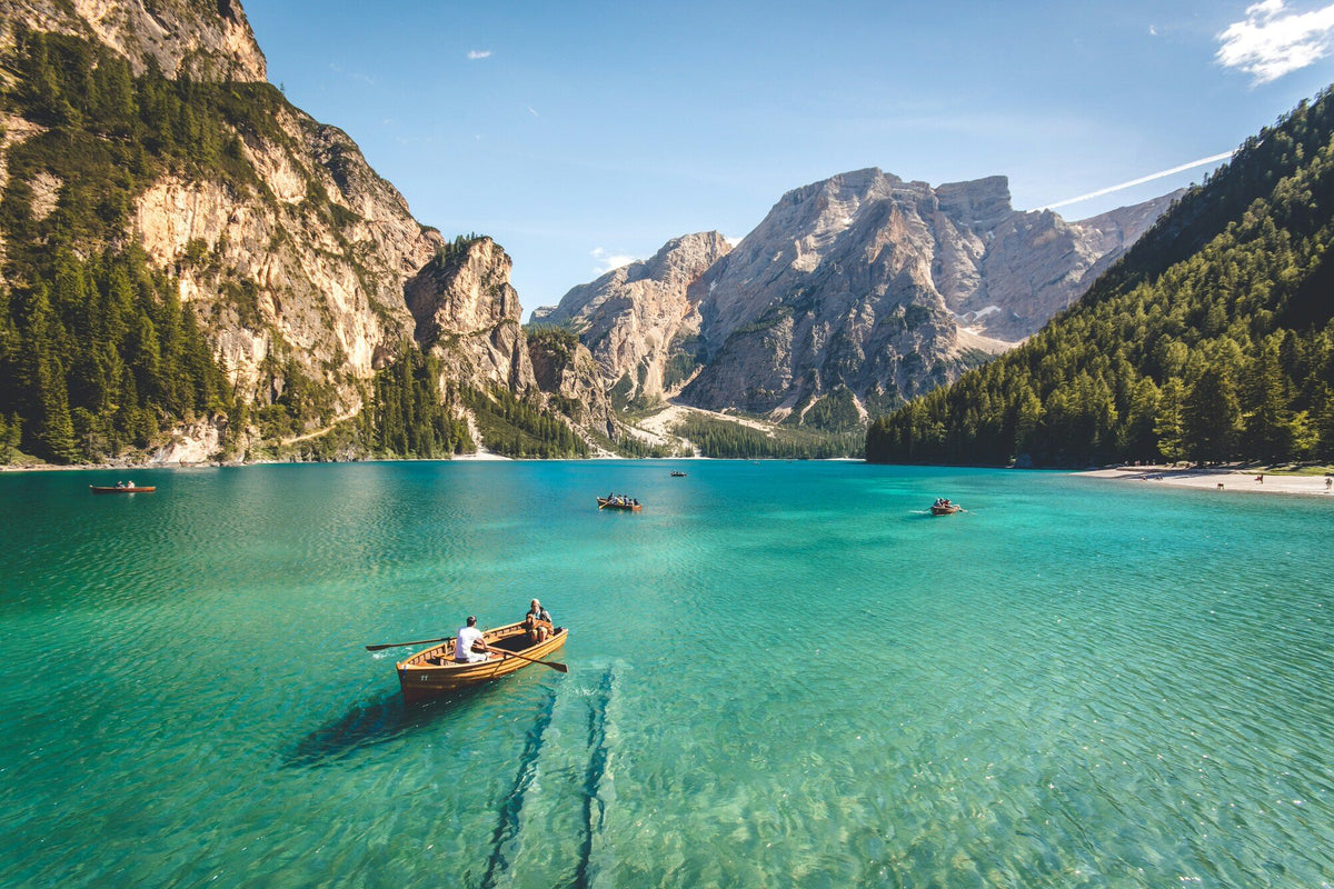 Bote de madera sobre las aguas turquesa del Lago di Braies