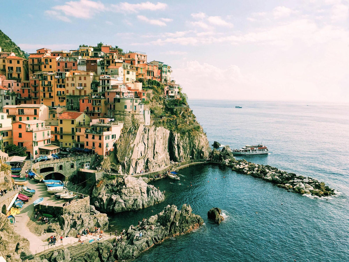 Pueblo de colores sobre los acantilados de Cinque Terre