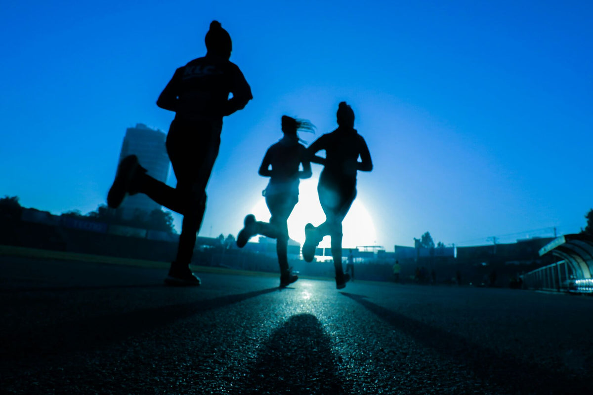Corredores entrenando al amanecer
