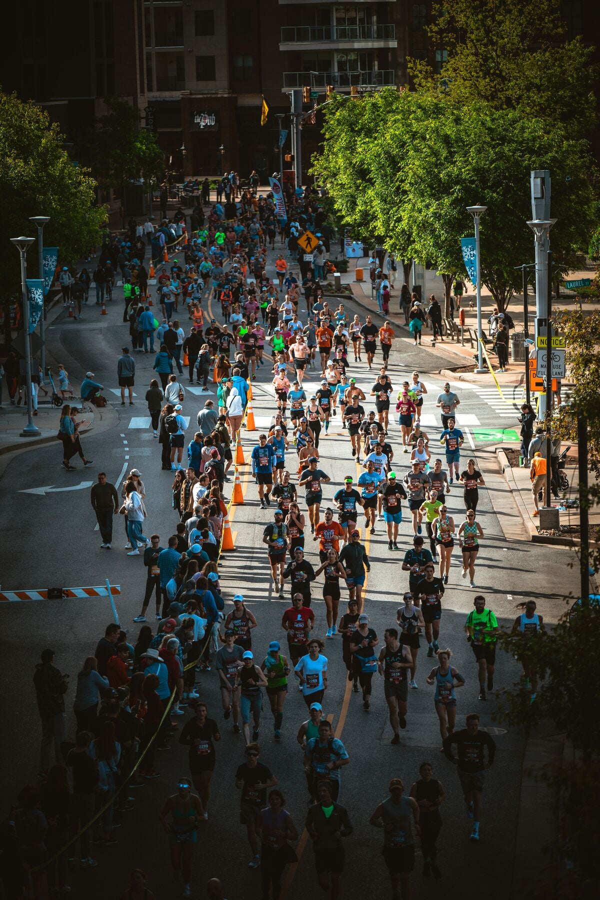 Multitud de corredores en plena maratón urbana