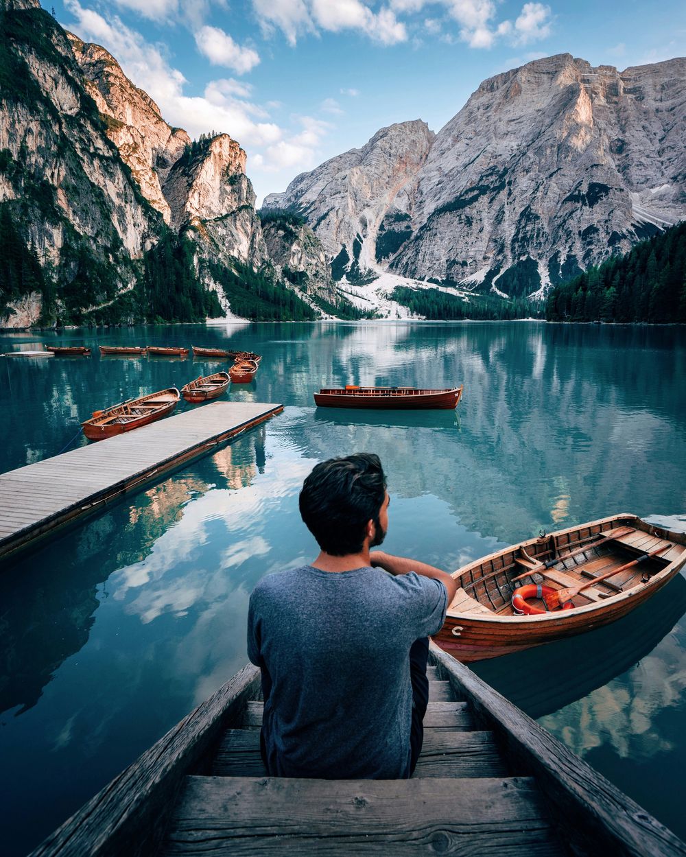 Viajero contemplando el Lago di Braies